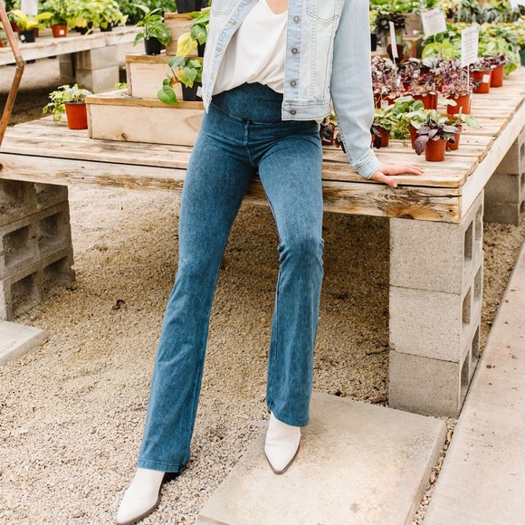 Mineral Wash Yoga Pants in Teal - Picture 4 of 8